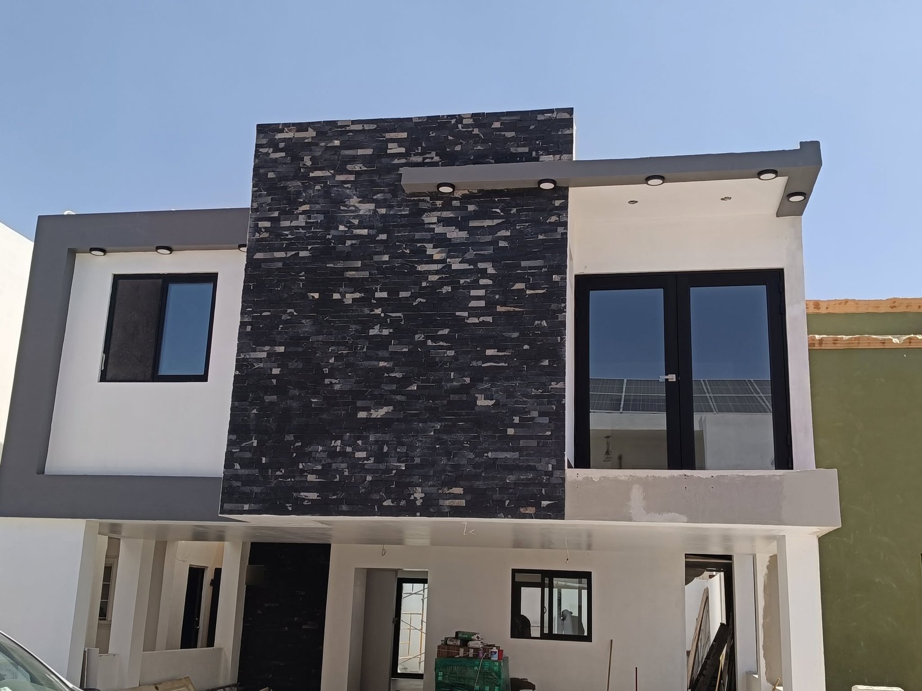 Casa con ventanería de aluminio fabricada por Aluvidrio