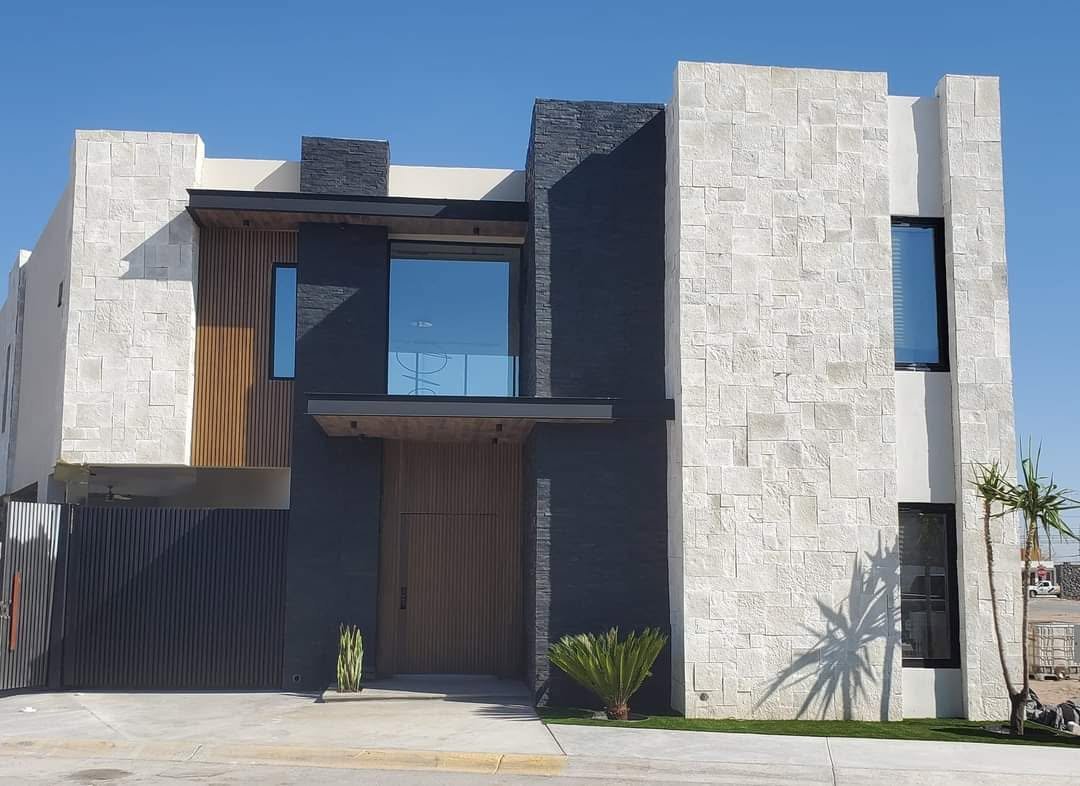 Fachada residencial con ventanales de aluminio y cristal fabricados por Aluvidrio